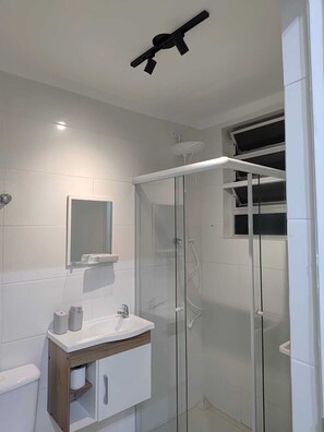 Shower, towels, toilet paper - Vrbo Property (Santos)