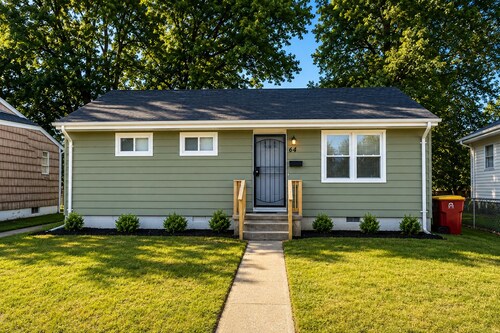 Charming 3-bedroom house with AC in cozy Petersburg