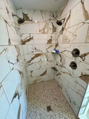 Een douche, een haardroger, handdoeken, zeep