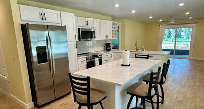 Welcome to the newly remodeled 2/2 Peaceful Retreat on Lake Harris!