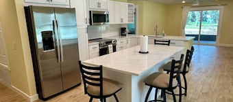 Welcome to the newly remodeled 2/2 Peaceful Retreat on Lake Harris!