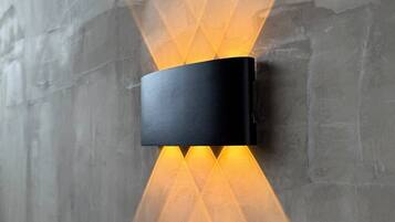 Een wandlamp met een rechthoekige vorm en zwarte afwerking.