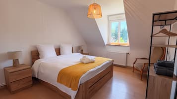 3 bedrooms, iron/ironing board, WiFi, bed sheets