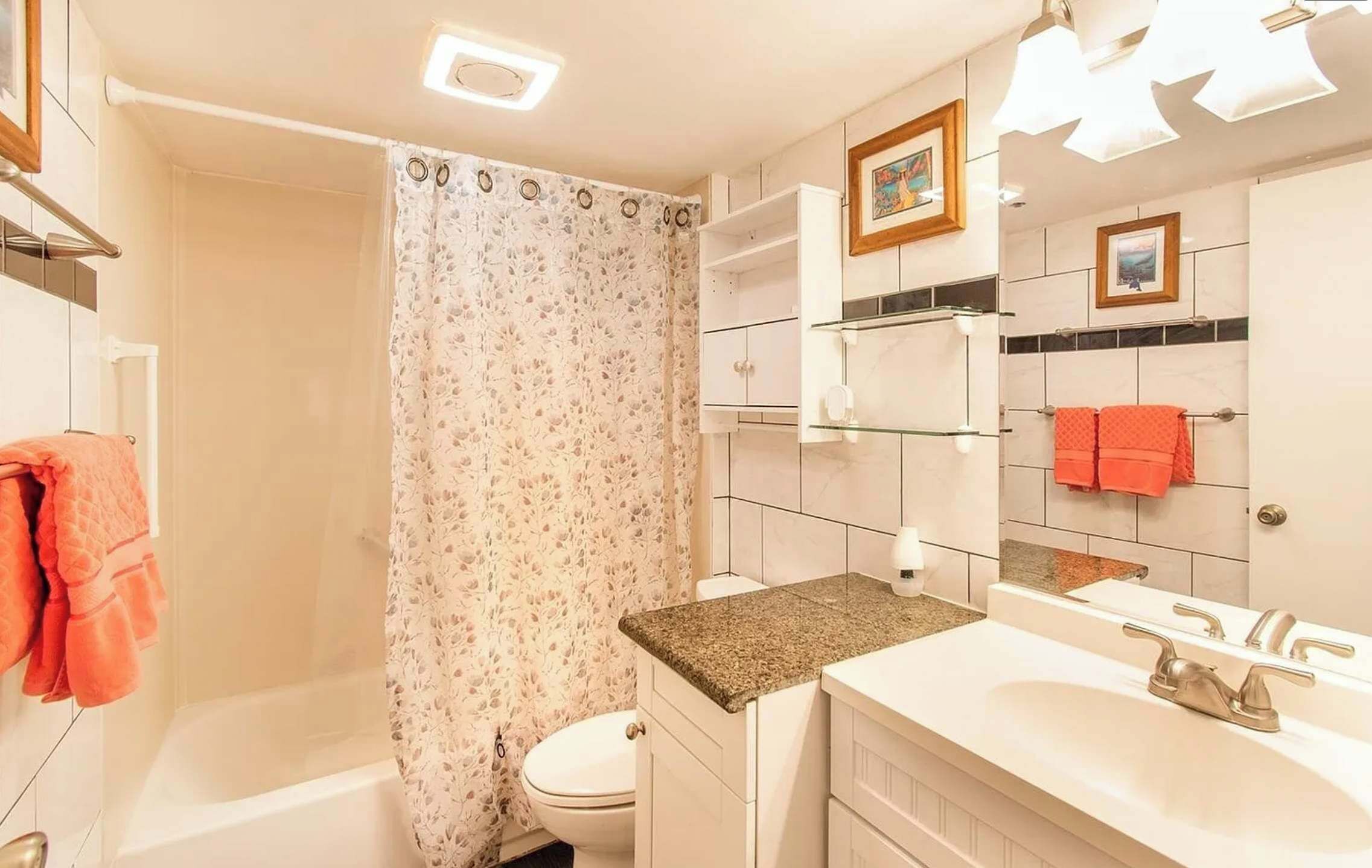 Un baño con bañera, inodoro y zona de ducha.