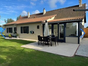 Outdoor dining - Vrbo Property (Favières)