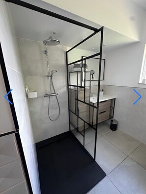 Hair dryer, towels, toilet paper - Vrbo Property (Favières)