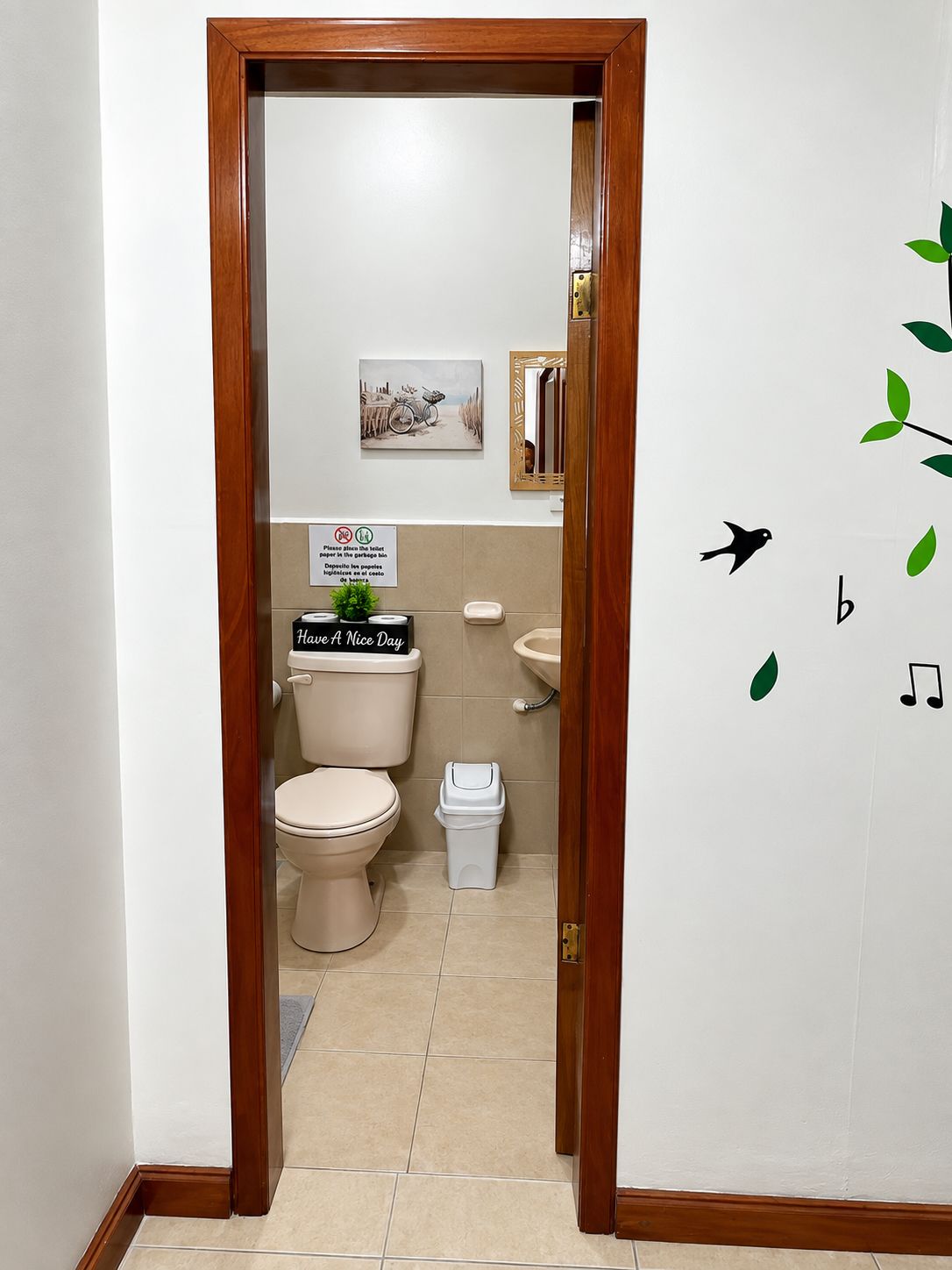 Secador de pelo, toallas, jabón y papel higiénico