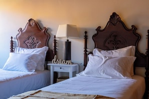 Tabla de planchar con plancha, wifi y ropa de cama