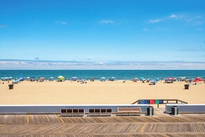 On the beach - Direct Oceanfront Condo on Ocean City’s Boardwalk (Ocean City)