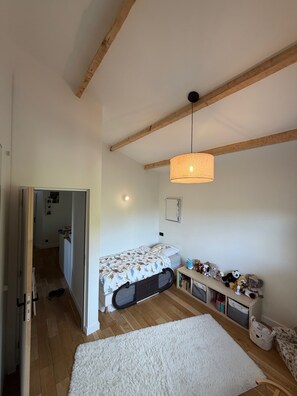 Een strijkplank/strijkijzer, wifi, beddengoed