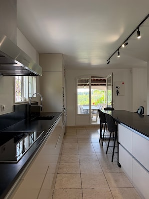 Private kitchen - Family villa with a pool, 2.5 km from the center of Aix-en-Provence ⭐⭐⭐⭐⭐ (Aix-en-Provence)