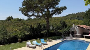 A swimming pool with lounge chairs, a tree, and a patio area with outdoor furniture. - Family villa with a pool, 2.5 km from the center of Aix-en-Provence ⭐⭐⭐⭐⭐ (Aix-en-Provence)