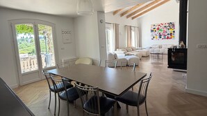 A spacious living area with a dining table, chairs, a sofa, and a fireplace. - Family villa with a pool, 2.5 km from the center of Aix-en-Provence ⭐⭐⭐⭐⭐ (Aix-en-Provence)