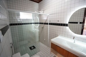 Shower, towels, soap, shampoo - Beachfront Retreat with Pool and Garden (Caponga)