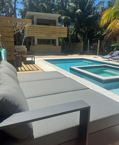 Sunset Haven: Spacious 2BR Beachside Stay