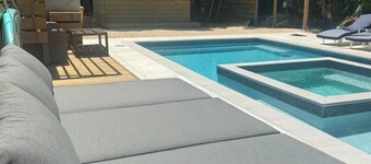 Sunset Haven: Spacious 2BR Beachside Stay