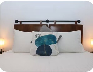 Tabla de planchar con plancha, wifi y ropa de cama 