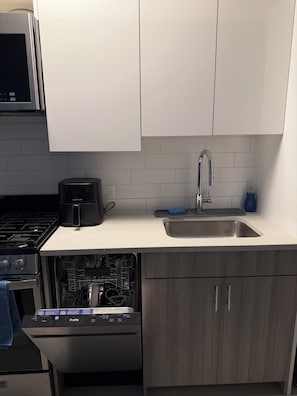 Private kitchen - Charming apartment in lovely Brooklyn with cool AC and fitness room (Brooklyn)