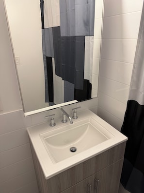 Bathroom - Charming apartment in lovely Brooklyn with cool AC and fitness room (Brooklyn)