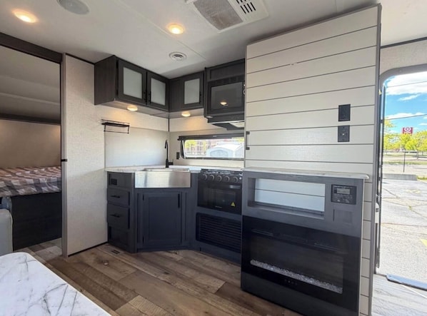Private kitchen - Aspen RV@Riverview RV Resort-RiverViews/fishing pier/freighter watching/fire pit (Clay Township)