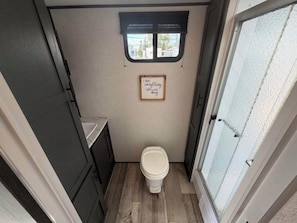 Douche, serviettes fournies, savon, papier toilette