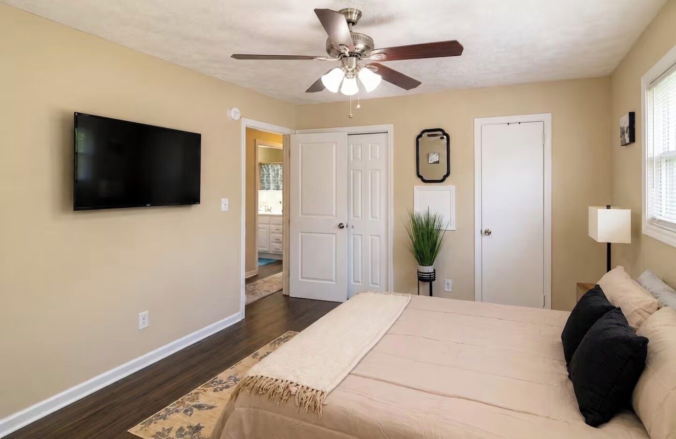 3 bedrooms, iron/ironing board, WiFi, bed sheets