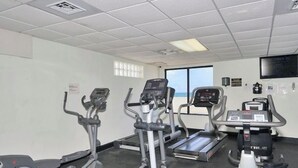 Ein Fitnessraum mit Laufbändern, Crosstrainern und einem Ergometer.