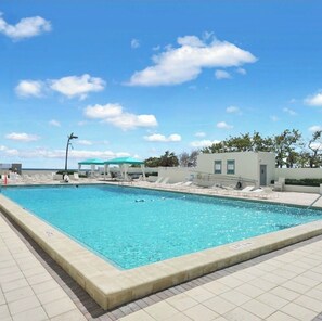 Outdoor pool - SLEEPS 8! Beautiful & Inviting 1-BR + 1.5-BA Condo On The Beach  (Hollywood)