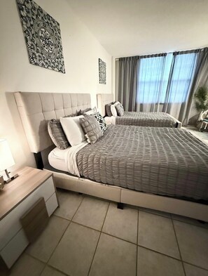 Room - SLEEPS 8! Beautiful & Inviting 1-BR + 1.5-BA Condo On The Beach  (Hollywood)