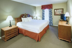 1 bedroom, in-room safe, desk, iron/ironing board - Cozy 1BR/1BA apartment in Williamsburg @ Club Wyndham Kingsgate with AC and gym (Williamsburg)