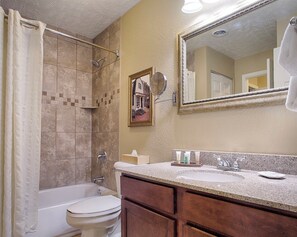 Hair dryer, towels, soap, shampoo - Cozy 1BR/1BA apartment in Williamsburg @ Club Wyndham Kingsgate with AC and gym (Williamsburg)