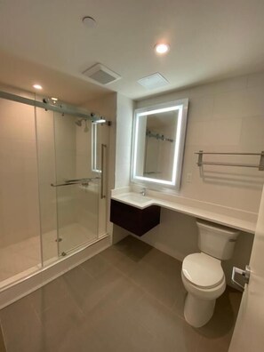 Shower, hair dryer, towels, soap - Skylux Hotel Long Island City (Queens)