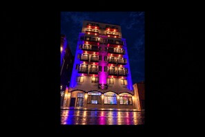 A multi-story hotel with balconies and a sign reading 'SKYLUX HOTEL'. - Skylux Hotel Long Island City (Long Island City)