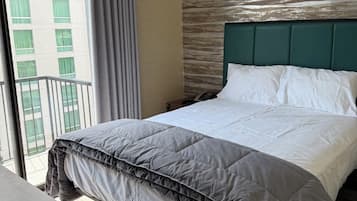 Superior Single Room, Balcony | Desk, laptop workspace, blackout drapes, iron/ironing board