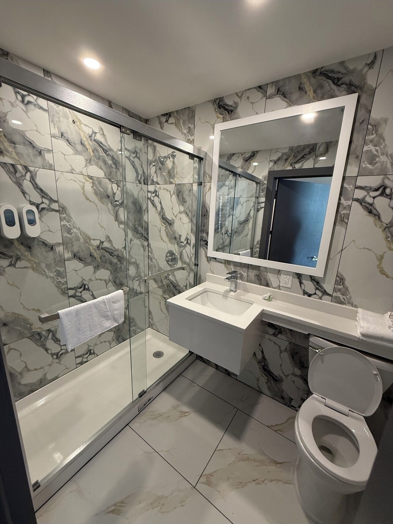 Superior Single Room, 1 King Bed, Balcony | Bathroom | Shower, hair dryer, towels, soap