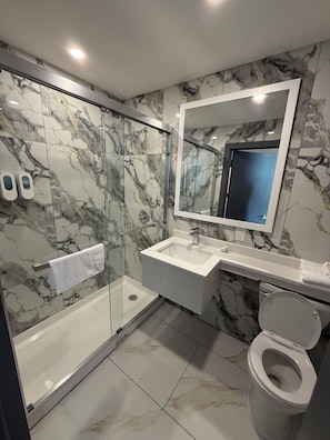 Superior Single Room, 1 King Bed, Balcony | Bathroom