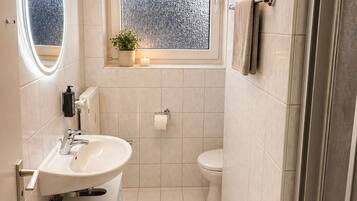 Dusche, Haartrockner, Handtücher, Seife