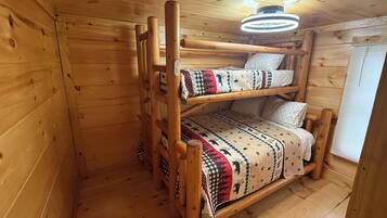 2 bedrooms, iron/ironing board, WiFi (free), bed sheets