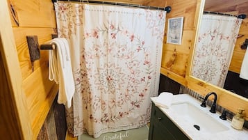 Douche, serviettes fournies, savon, papier toilette