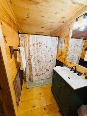 Shower, towels, soap, toilet paper - Making memories at O-town Oasis!  This unique, family-friendly home is perfect! (Oneida)