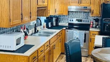 Coffee/tea maker, fridge, microwave, oven