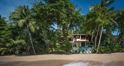 Elegant Costa Rican Villa With Oceanfront Infinity Pool