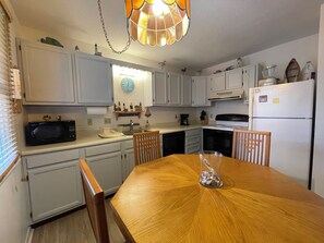 Coffee/tea maker, fridge, microwave, oven -  Beach Bungalow (Ocean City)