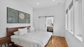2 Schlafzimmer, Schreibtisch, Bügeleisen/Bügelbrett, Reisekinderbett