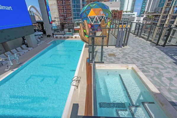 حمام سباحة