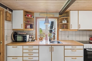 Wasserkocher mit Kaffee-/Teezubehör, Kühlschrank, Mikrowelle, Ofen