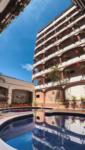 Outdoor pool, open 9:00 AM to 8:00 PM, pool umbrellas, pool loungers - Hotel Gaviota Vallarta (Puerto Vallarta)