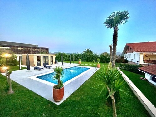 Country home with a pool, 7 minutes from Bilbao and 7 minutes from the beach