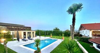Country home with a pool, 7 minutes from Bilbao and 7 minutes from the beach