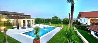 Country home with a pool, 7 minutes from Bilbao and 7 minutes from the beach